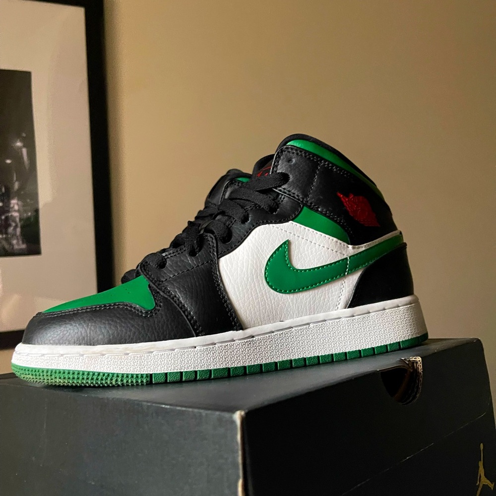 Jordan 1 Mids in Black/Pine Green (GS 5Y)